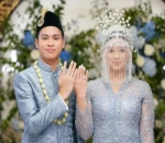 Momen Manis Pamer Cincin