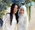 Julie Hadir di Pernikahan Larissa
