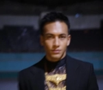 Perpaduan Unik dengan Kalung Keemasan