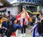 Menari Tradisional Bersama Warga