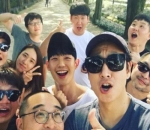Pose Jempol Bareng Lee Sun Kyun
