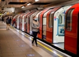 Belasan Kereta di London Terpaksa Delay Gara-Gara Seekor Angsa 'Keras   Kepala'