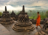 Umat Buddha Peringati Detik-Detik Waisak Hingga Bagikan Sembako Untuk Warga di Borobudur