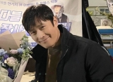 Lee Byung Hun Ngedance Tipis-Tipis Hibur Staf di Lokasi Syuting 'Our Blues'