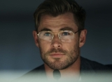 Chris Hemsworth Jadi Ilmuwan, Lakukan Percobaan Mengerikan ke Tahanan di Trailer 'Spiderhead' 