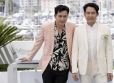Duo Veteran Lee Jung Jae-Jung Woo Sung Pamer Chemsitry di 75th Cannes Film Festival