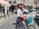 Melancong ke Paris, Luna Maya Makin Tampil Seksi dengan Atasan Super Mini