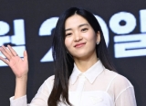 Ekspresi Kim Tae Ri Syok Usai Sadar Tak Pakai Masker di Bioskop Jadi Perbincangan