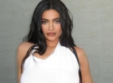 Kylie Jenner Mendadak Bleaching Alis, Penampilan Terbaru Bikin Kaget