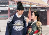 Moon Sang Min Ungkap Kepribadian Asli Kim Hye Soo di Lokasi 'Under The Queen's Umbrella'