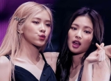 Jennie dan Rose BLACKPINK Gelar Konser Mini Gratisan di Paris