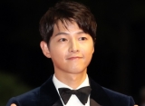 Syuting Film di Bali, Ekspresi Song Joong Ki Saat Disapa Warga Curi Perhatian