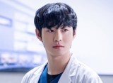 Visual Ahn Hyo Seop Pakai Kacamata di Wrap Up Party 'Dr. Romantic 3' Bikin Lumer