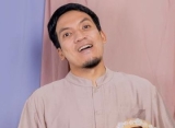 Salat Jumat Bareng, Desta Rekam Doa Sang Putra untuknya dan Natasha Rizky