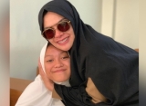 Sindir Nikita Mirzani Bohong, Loly Blak-Blakan Klaim Dilarang Ketemu Ayah Kandung