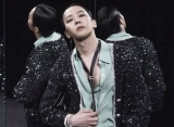 Meski Tak Perpanjang Kontrak, G-Dragon Beri Hadiah Sneakers Mahal Ke Staf YG