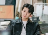 Trending, Sehun EXO Teleponan di Bandara Dibilang Pancarkan Vibes CEO Muda
