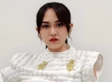 Happy Asmara Tampil Sederhana Pakai Sandal Jepit, Caption Menggelitik Ikut Disorot
