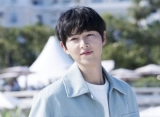 Song Joong Ki Perlihatkan Wajah Bayinya ke Reporter