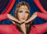 Hadiri Kondangan, Nia Ramadhani Tampil Seksi dengan Dress Belahan Menjulang 