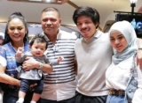 Raul Lemos Hati-hati Sebelum Manjakan Ameena, Momen Minta Izin ke Aurel Hermansyah Disorot