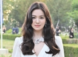 Biasa Elegan, Song Hye Kyo Tunjukkan Sisi Imut Saat Minta Foto