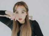 Lee Young Ji Tetap Santai Walau Alami Wardrobe Malfunction di Panggung