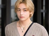 V BTS Wujudkan Mimpi Pakai Kacamata Hitam Usai Cukur Rambut Jelang Berangkat Wamil