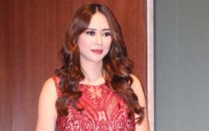 Liburan di Bali, Aura Kasih Pamer Kulit Seksi Kecokelatan 