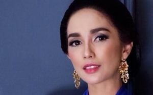 Suapi Anak Pakai Sendok Besar, Ussy Sulistyawati Kena 'Sentil' Netter