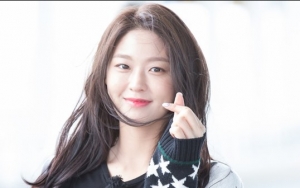 Pamer Tubuh Tinggi di Foto Baru, Seolhyun Tuai Pujian Hingga Diejek Kampungan