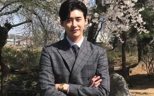Syuting Drama Baru, Lee Jong Suk Lagi-Lagi Pamer Foto Ganteng