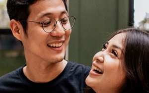 Jarang Unggah Foto Sang Suami, Putri Titian Ngaku Cemburu Karena Hal Ini