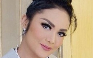 Krisdayanti Peragakan Fashion Endorse, Netter: Kayak Hantu