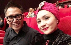 Liburan di Kapal Pesiar, Eko Patrio-Viona Rosalina Pose Mesra Ala 'Titanic'