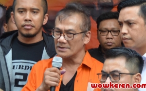 Kaki Tio Pakusadewo Pincang Saat Datang Hadiri Sidang Perdana Narkoba