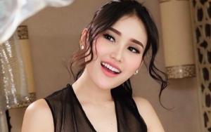 'Jiplak' Gaya Nagita, Ayu Ting Ting Pakai Tas Prada Rp 15,4 Juta Malah Diledek 'Tukang Kredit'