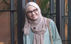 Peringati Hari Pendidikan, Zee Zee Shahab Unggah Foto Wisuda