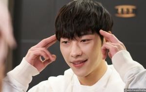 'Great Seducer' Tamat, Woo Do Hwan Foto Bareng Seluruh Kru dan Ucapkan Terima Kasih