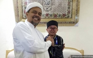 Daus Mini Umroh dan Ketemu Habib Rizieq, Sindir Istri Soal Kejujuran dan Lepas Hijab