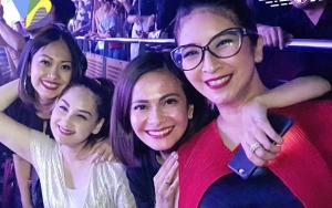 Mona Ratuliu Kompak Pakai Jaket Jeans dengan Novita Angie cs, Netter: Ibu-Ibu Kece