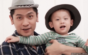 Kompak Pakai Baju Senada, Adi Nugroho dan Putra Dibilang Anak Kembar