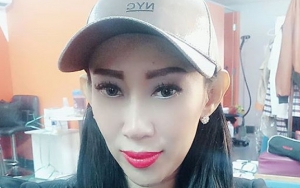 Dewi Sanca Unggah Foto Candid Tidur di Mobil, Netter Heran Soroti Hal Ini