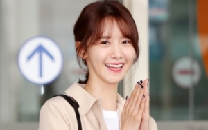 Tiba di New York, Baiknya Yoona Terima Hadiah dan Beri Tanda Tangan Fans