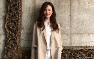Hadiri Baeksang Art Awards, Nana Tampil Cantik Pamer Belahan Dada hingga Kaki Jenjang