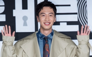 Promosi, Lee Kwang Soo Pamer Foto Ganteng di Red Carpet 'Busted'