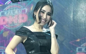 Seksinya Pose Manja Ayu Ting Ting di Wastafel Toilet, Bikin Netter Melongo