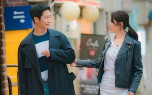 'Pretty Noona' Rilis Foto Jung Hae In - Son Ye Jin Ciuman di Bawah Hujan
