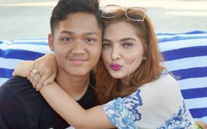 Manis Banget, Azriel Hermansyah Temani Ashanty yang Ketiduran di Sofa