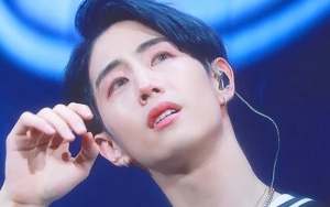 Dengar Kabar Nenek Meninggal, Mark GOT7 Nangis di Konser